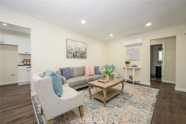 4548 Jade Street, Los Angeles CA: https://media.crmls.org/medias/b7a49c87-1088-42e4-b193-af17a2aac198.jpg