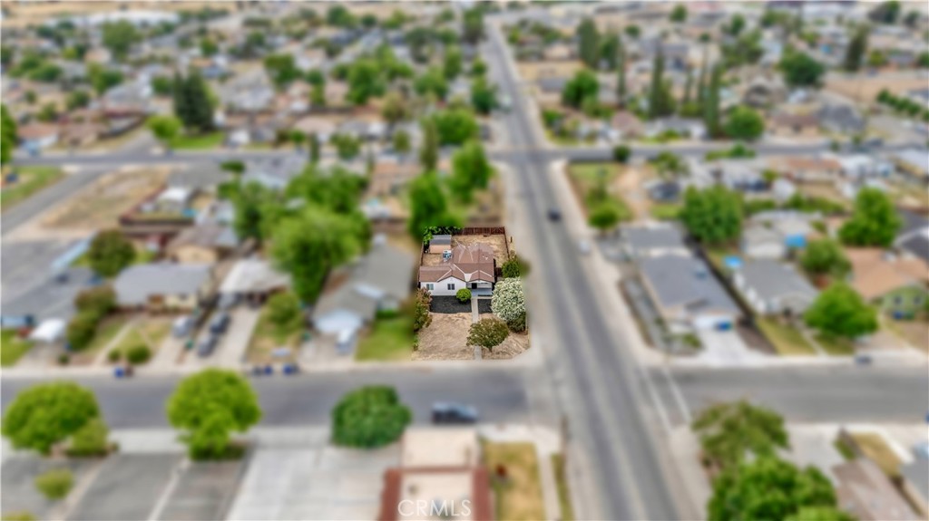 https://media.crmls.org/medias/b7a7c44a-f538-4978-92bf-277bbb71a94a.jpg?preset=X-Large