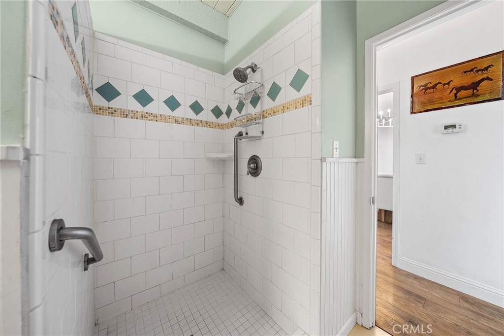https://media.crmls.org/medias/b7ad2816-baff-4519-88a1-550445977b94.jpg?preset=X-Large