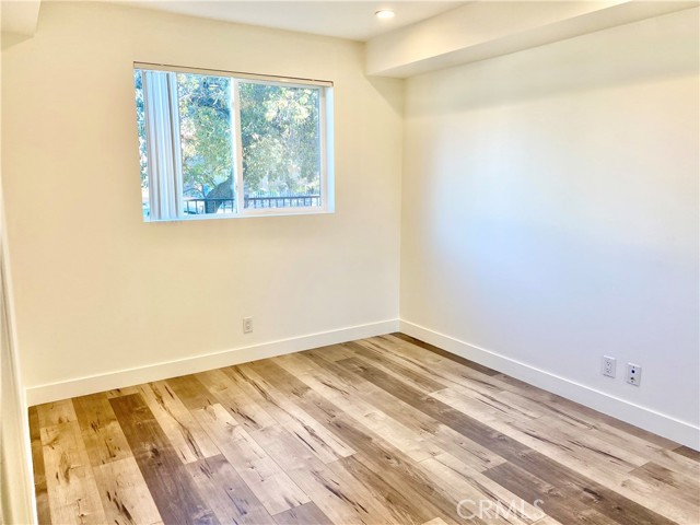 Detail Gallery Image 12 of 38 For 7327 Kester Ave #3,  Van Nuys,  CA 91405 - 4 Beds | 3/1 Baths