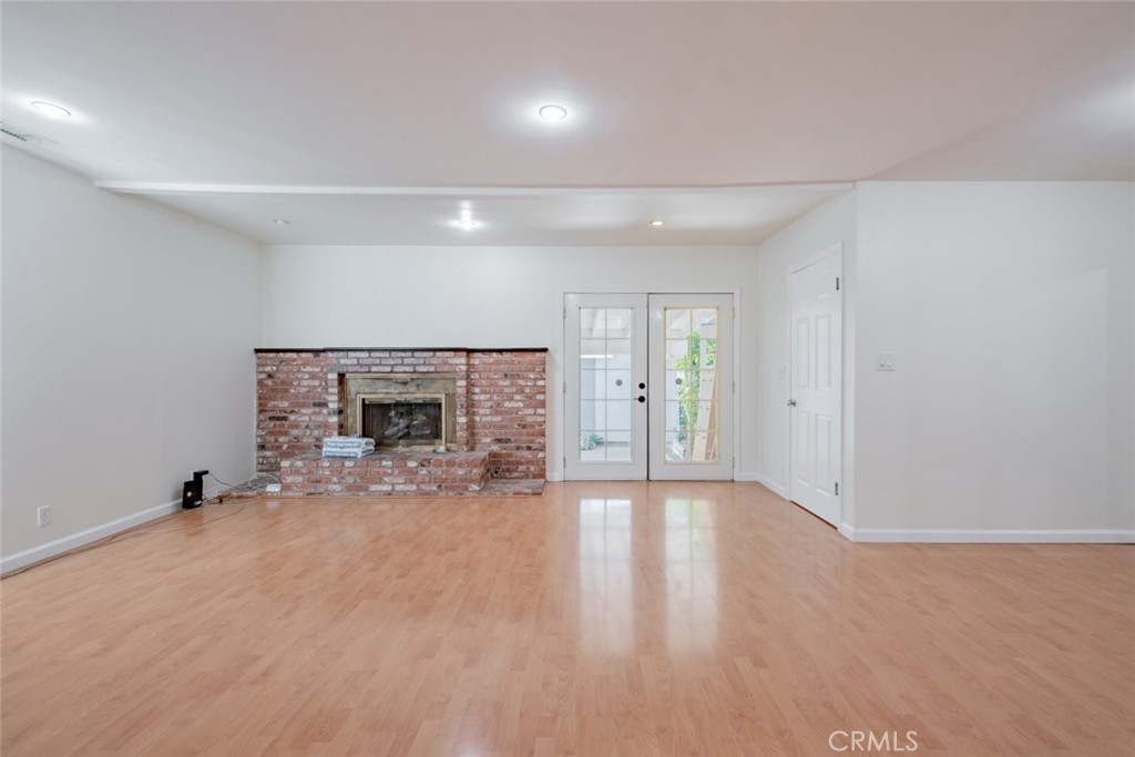 https://media.crmls.org/medias/b7afb85a-b55f-472d-881d-2b3e9b57b88e.jpg?preset=X-Large