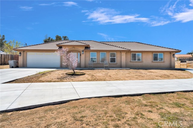 Detail Gallery Image 2 of 43 For 18125 Catalpa, Hesperia,  CA 92345 - 4 Beds | 2 Baths