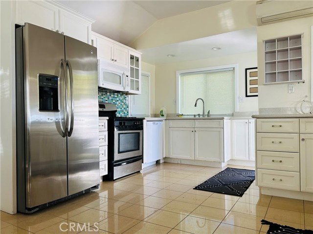 Detail Gallery Image 3 of 11 For 16086 Grand Ave, Lake Elsinore,  CA 92530 - 2 Beds | 2 Baths