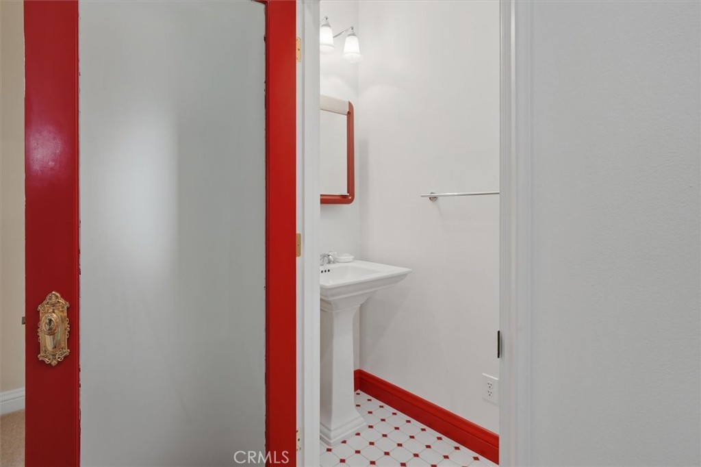 https://media.crmls.org/medias/b7b5877d-25a7-488f-a79e-02beb2e72181.jpg?preset=X-Large