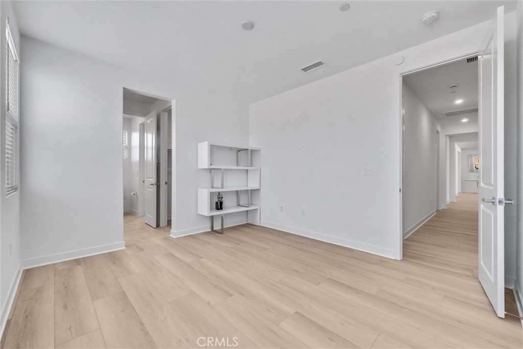 https://media.crmls.org/medias/b7b61492-8287-4f15-a556-b332861dba58.jpg?preset=X-Large
