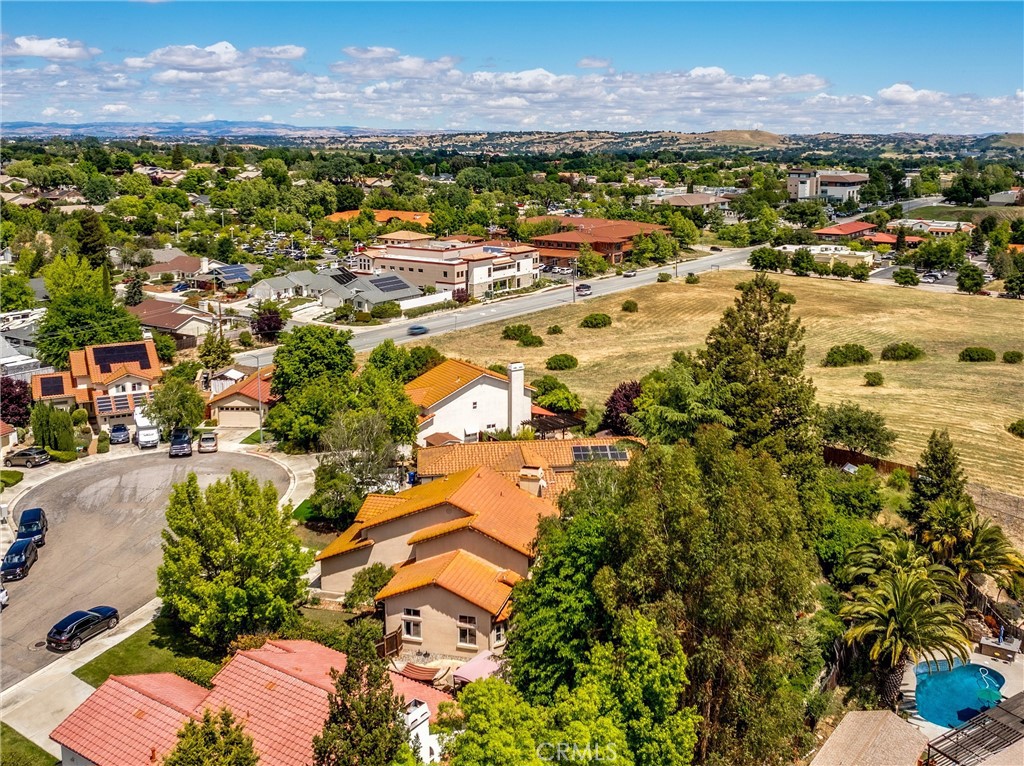 https://media.crmls.org/medias/b7b65dc4-a2e5-4fc1-9010-8c56b4c953e0.jpg?preset=X-Large