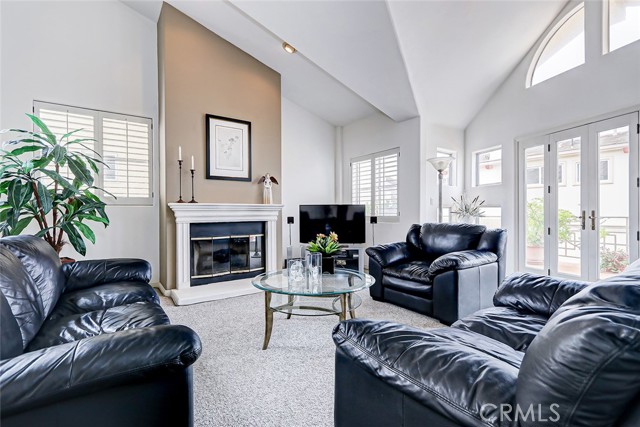 Detail Gallery Image 1 of 32 For 511 N Irena Ave #B,  Redondo Beach,  CA 90277 - 4 Beds | 3/1 Baths