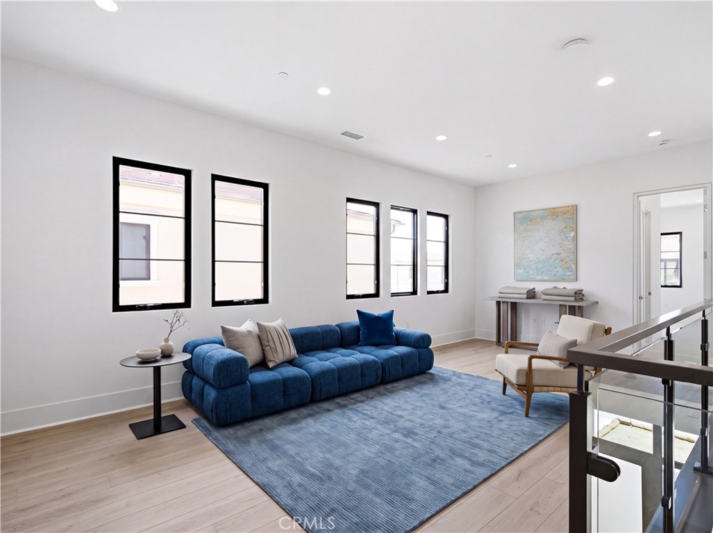 https://media.crmls.org/medias/b7bb4168-aef1-4c2c-88f6-0cbd3c0366c4.jpg?preset=X-Large