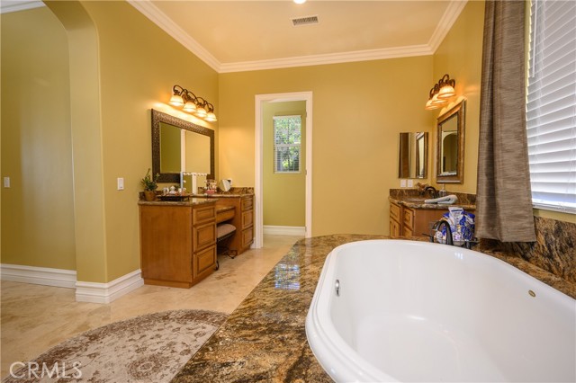 Detail Gallery Image 8 of 46 For 38150 via Huerta, Murrieta,  CA 92562 - 5 Beds | 4/2 Baths