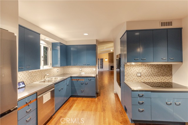 Detail Gallery Image 33 of 54 For 2412 Canyon Oak Dr, Los Angeles,  CA 90068 - 3 Beds | 2 Baths