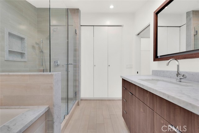 2712 N Beverly Glen Boulevard, Los Angeles CA: https://media.crmls.org/medias/b7c0be5e-a775-4d9e-8a7f-89aab105b78f.jpg