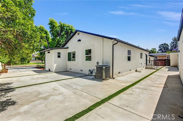 18152 Sunburst Street, Northridge CA: https://media.crmls.org/medias/b7c1482b-a40d-43d3-97d6-8bba539c7dae.jpg