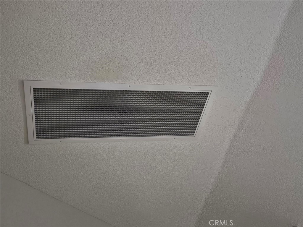 https://media.crmls.org/medias/b7c4280a-471e-42e1-a428-f17834552f5f.jpg?preset=X-Large