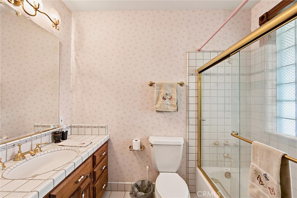 https://media.crmls.org/medias/b7c4b331-2b3d-4488-92b8-4044656f33ff.jpg?preset=X-Large