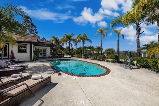 2465 Via Oeste Drive, Fallbrook CA: https://media.crmls.org/medias/b7c6eeed-fa43-4f4b-993b-e2b4c7d8d47f.jpg
