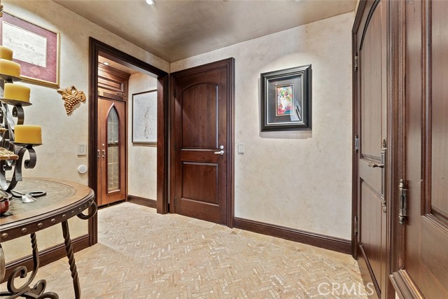 645 FRONT Street, San Diego CA: https://media.crmls.org/medias/b7c7d54b-13c4-447e-adc3-74e2dddf37c5.jpg