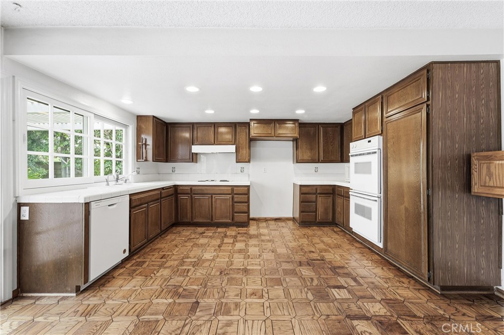 https://media.crmls.org/medias/b7c7f69f-8dbc-4e53-bed3-6fb1dc1f6a19.jpg?preset=X-Large