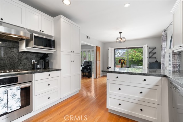6860 E Roxanne Way, Long Beach CA: https://media.crmls.org/medias/b7c97a5b-684b-47dc-9cc7-cc2589dbf3a1.jpg