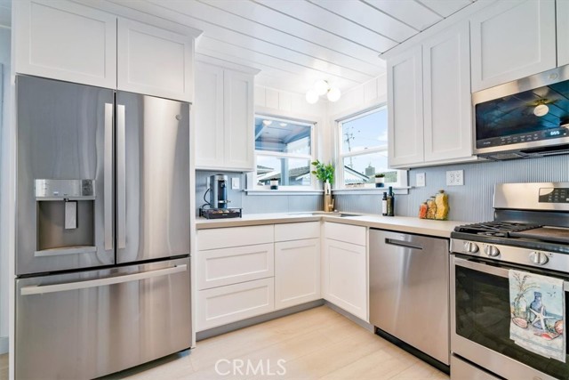 31 N 3rd Street, Cayucos CA: https://media.crmls.org/medias/b7cb8e46-3f4d-4151-91db-69a98da6e437.jpg