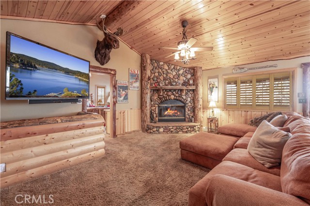 Detail Gallery Image 4 of 45 For 1319 Balsam Dr, Big Bear Lake,  CA 92315 - 3 Beds | 3/1 Baths