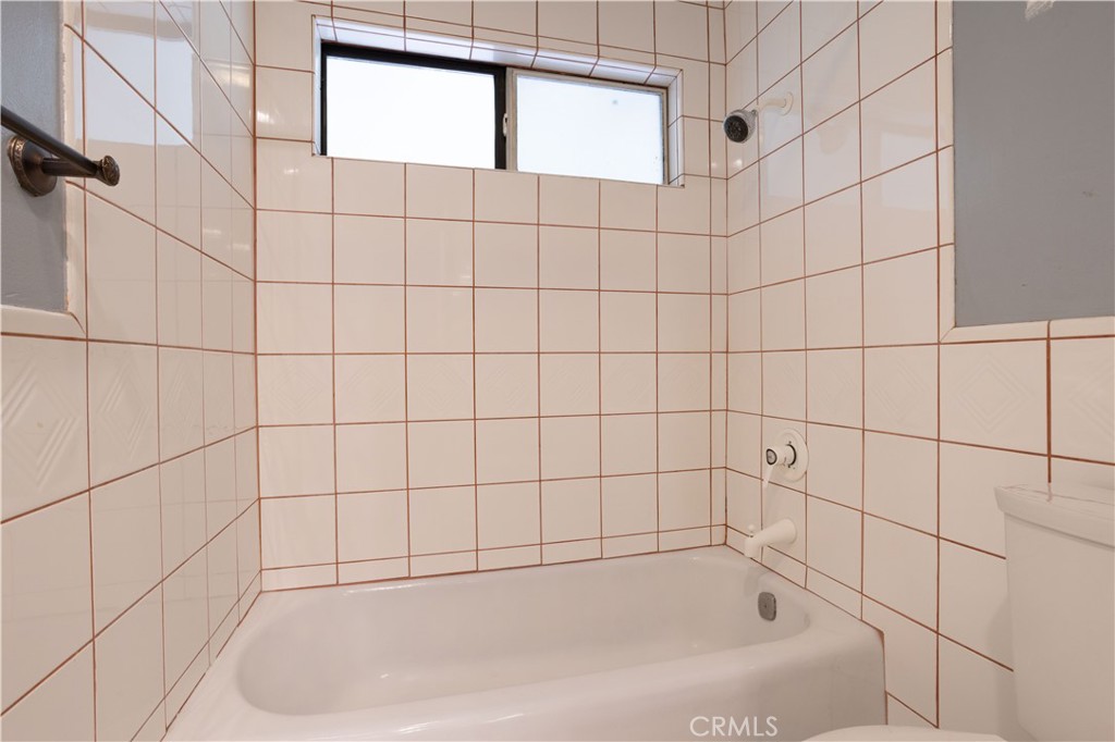 https://media.crmls.org/medias/b7cc7225-0257-4652-a4ce-0f4110541ab3.jpg?preset=X-Large