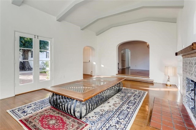 Detail Gallery Image 5 of 22 For 10447 Whipple St, Toluca Lake,  CA 91602 - 3 Beds | 2 Baths