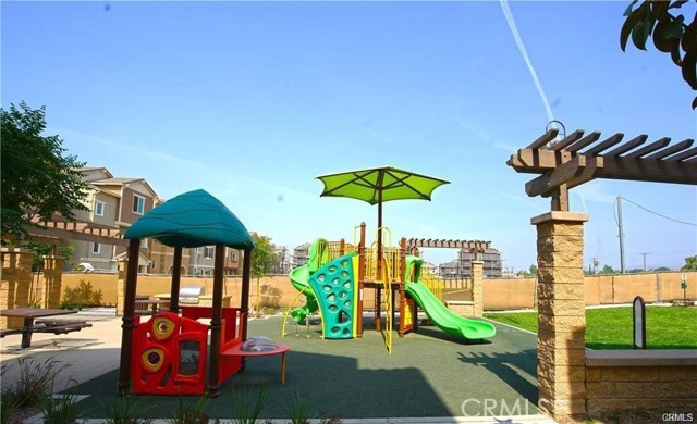 Detail Gallery Image 16 of 18 For 710 Banyan Way, Pomona,  CA 91767 - 3 Beds | 3 Baths