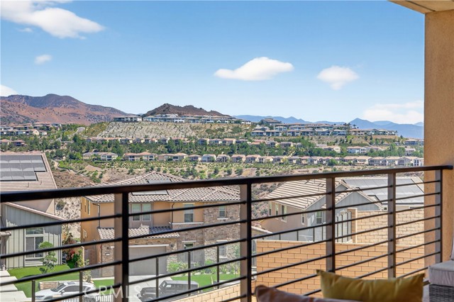 21219 Currant Ct, Chatsworth CA: https://media.crmls.org/medias/b7d0d1cc-84f3-4416-8237-4247852c4847.jpg