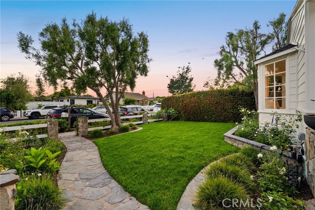 340 Broadway, Costa Mesa CA: https://media.crmls.org/medias/b7d0de2a-4ce5-4b6d-a247-23729f859efc.jpg