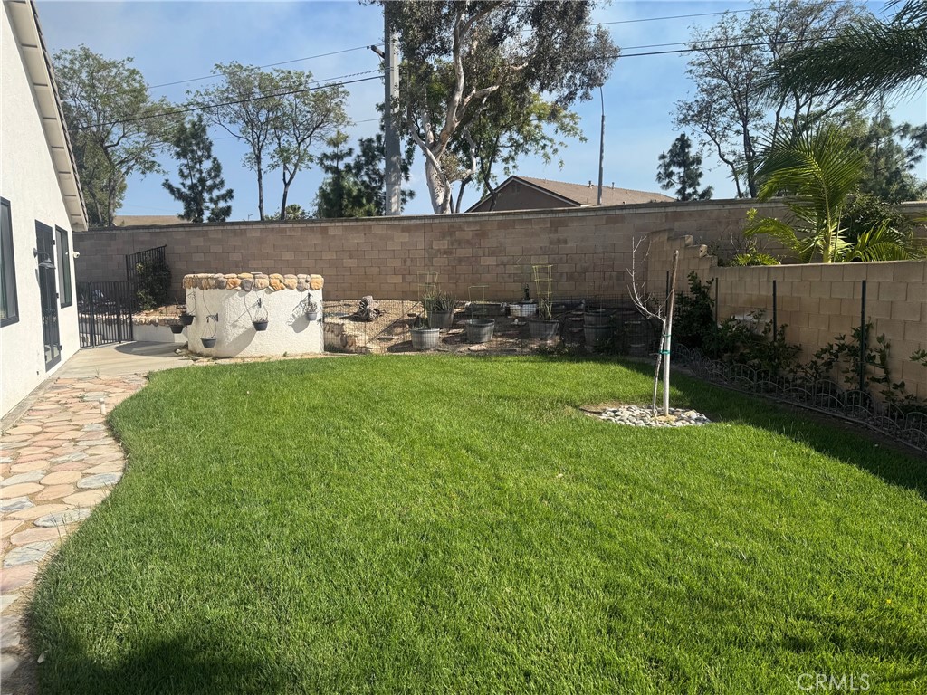 https://media.crmls.org/medias/b7d2120a-3a84-4c09-ad3b-979ded998a96.jpg?preset=X-Large