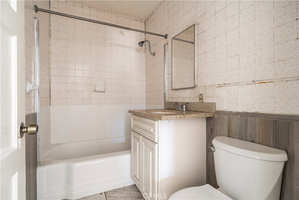 https://media.crmls.org/medias/b7d28501-4da9-45cc-9e8d-5832b453e3b4.jpg?preset=X-Large