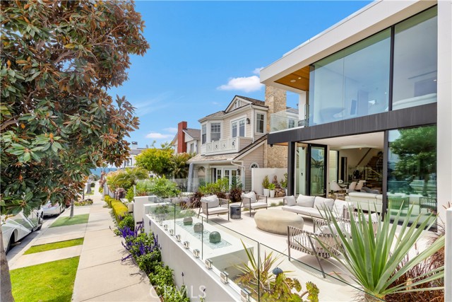 Detail Gallery Image 3 of 61 For 221 Heliotrope Ave, Corona Del Mar,  CA 92625 - 4 Beds | 5/1 Baths