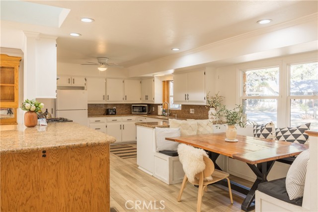 188 S Finch Drive, Big Bear Lake CA: https://media.crmls.org/medias/b7d29cdf-7d51-4c9c-b893-f79c7c065e1a.jpg
