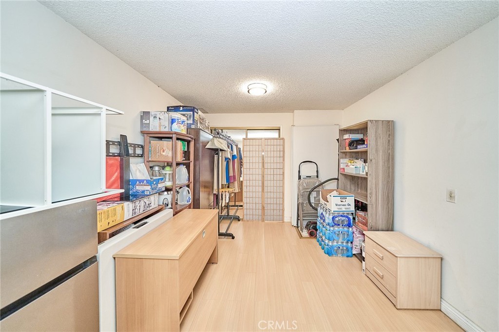 https://media.crmls.org/medias/b7d53fbd-ede4-48b7-9240-6ca116e594f1.jpg?preset=X-Large