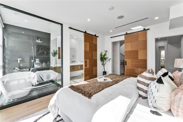 Detail Gallery Image 17 of 27 For 11341 Pearl St, Los Angeles,  CA 90064 - 4 Beds | 4/1 Baths