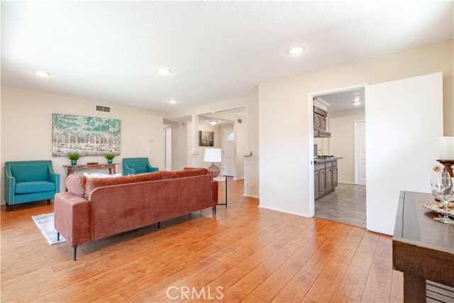 Detail Gallery Image 6 of 50 For 3318 W Borchard, Santa Ana,  CA 92704 - 4 Beds | 2 Baths