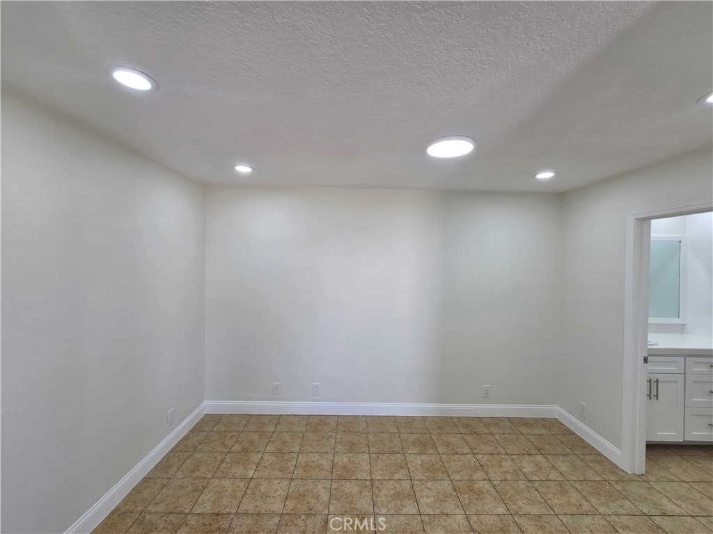 https://media.crmls.org/medias/b7dad73c-c3df-4e22-b8f3-fce6a7a0ec9e.jpg?preset=X-Large