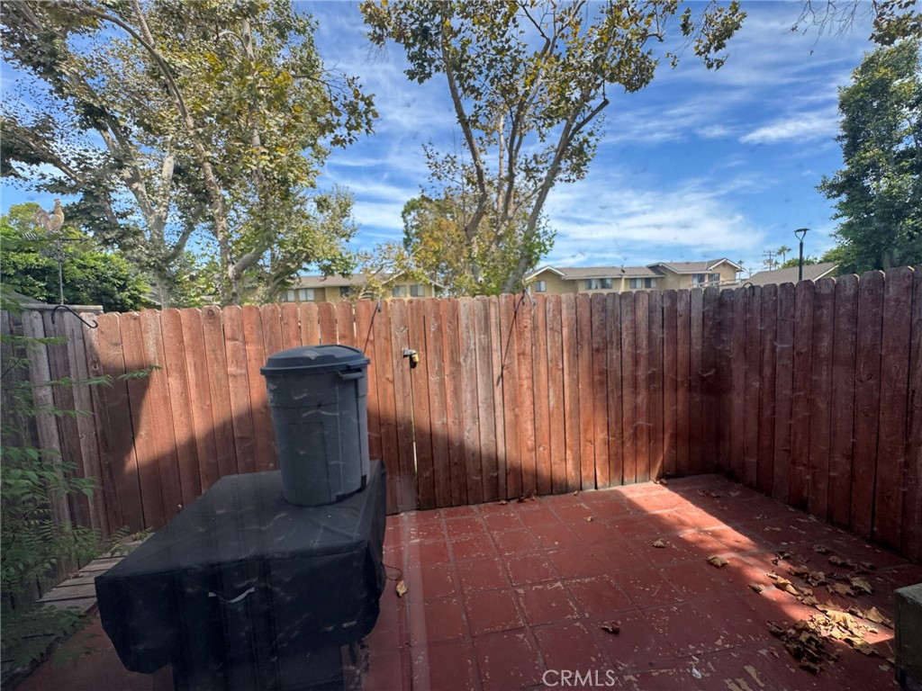 https://media.crmls.org/medias/b7dd9c2f-a67f-4e1c-82ce-ac423af747d1.jpg?preset=X-Large