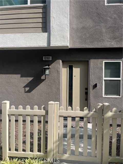 Detail Gallery Image 2 of 21 For 10901 Montauk, Stanton,  CA 90680 - 4 Beds | 3/1 Baths