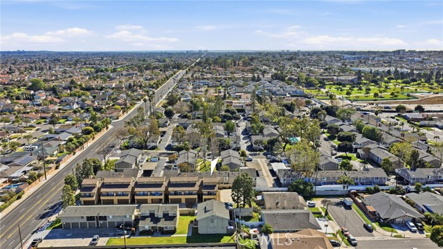 Detail Gallery Image 34 of 41 For 17601 Newland #H,  Huntington Beach,  CA 92647 - 3 Beds | 2/1 Baths