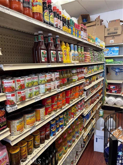 17480 Arrow Boulevard, Fontana CA: https://media.crmls.org/medias/b7e2b946-d704-4508-92a0-a6cfe297ac3b.jpg