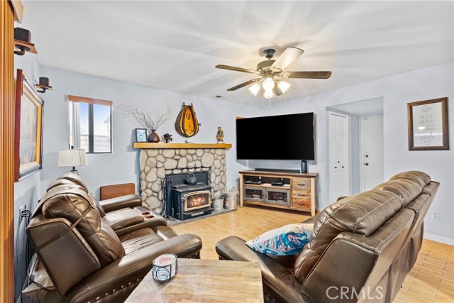 Detail Gallery Image 13 of 27 For 869 Fillmore Ct, Hemet,  CA 92543 - 3 Beds | 2/1 Baths