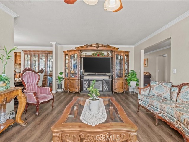 Detail Gallery Image 2 of 20 For 12848 Autumn Leaves, Victorville,  CA 92395 - 5 Beds | 3/1 Baths