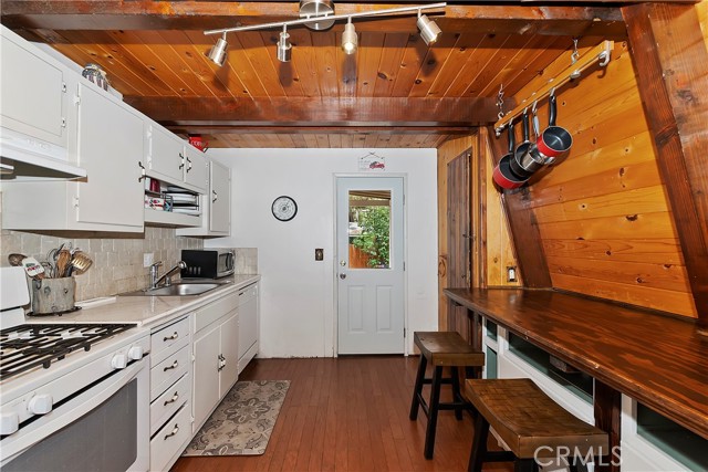 Detail Gallery Image 14 of 46 For 317 W Aeroplane Bld, Big Bear City,  CA 92314 - 4 Beds | 2 Baths