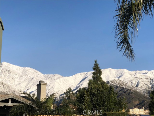5520 Meadowbrook Court, Rancho Cucamonga CA: https://media.crmls.org/medias/b7e523ca-d47f-4fd0-b01a-e757832d7c0c.jpg