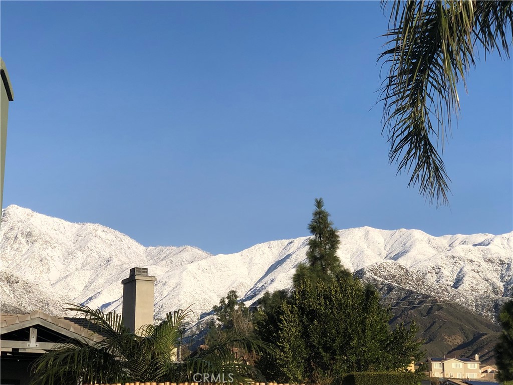 https://media.crmls.org/medias/b7e523ca-d47f-4fd0-b01a-e757832d7c0c.jpg?preset=X-Large