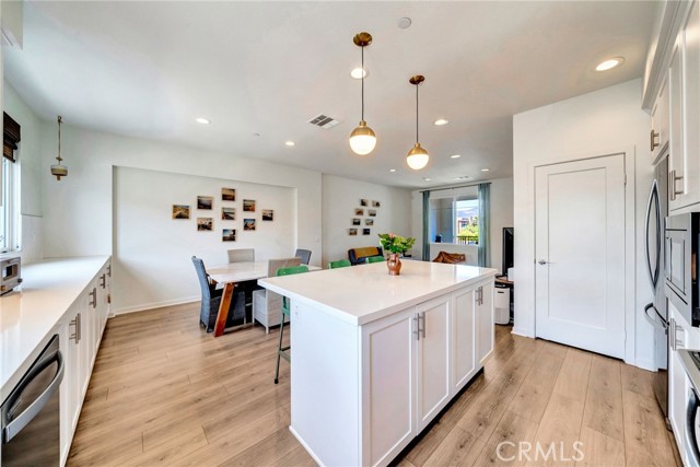 114 Epic, Irvine CA: https://media.crmls.org/medias/b7eb4b53-7b5f-4e21-ae36-1994c7bfc726.jpg