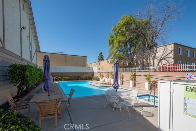 Detail Gallery Image 23 of 26 For 18319 Collins, Tarzana,  CA 91356 - 2 Beds | 3 Baths