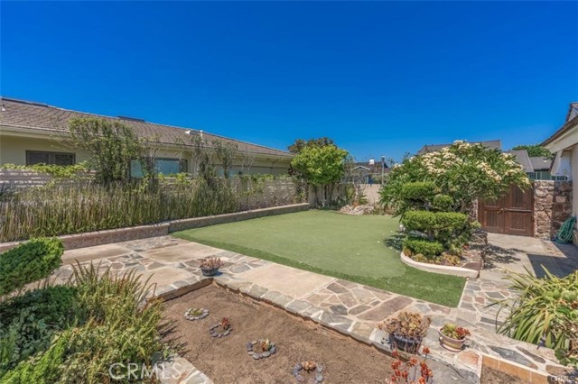 Detail Gallery Image 4 of 38 For 3811 Topside Ln, Corona Del Mar,  CA 92625 - 4 Beds | 3/1 Baths