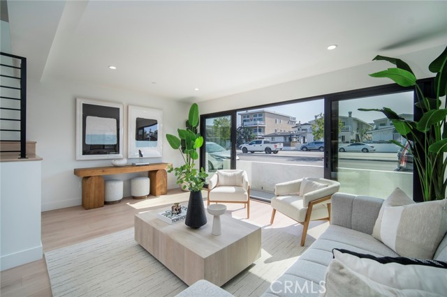 Detail Gallery Image 3 of 33 For 916 W Balboa Bld, Newport Beach,  CA 92661 - 6 Beds | 4/2 Baths